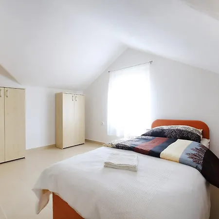 アパート Kapetan Sukošan