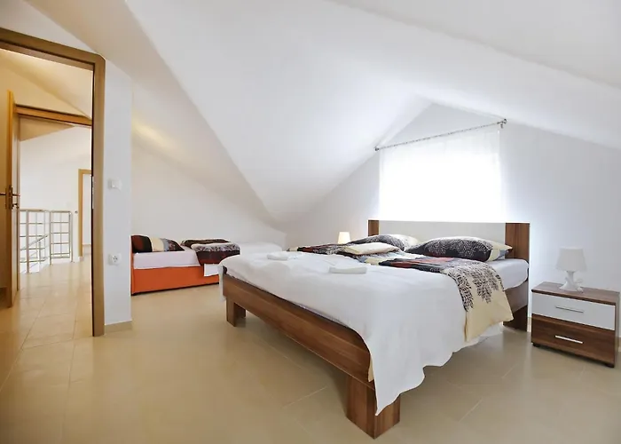 アパート Kapetan Sukošan